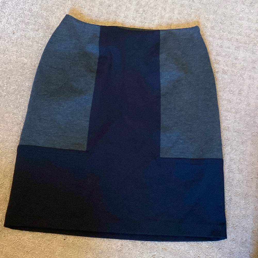 Like new! Black and gray architectural style above the knee skirt